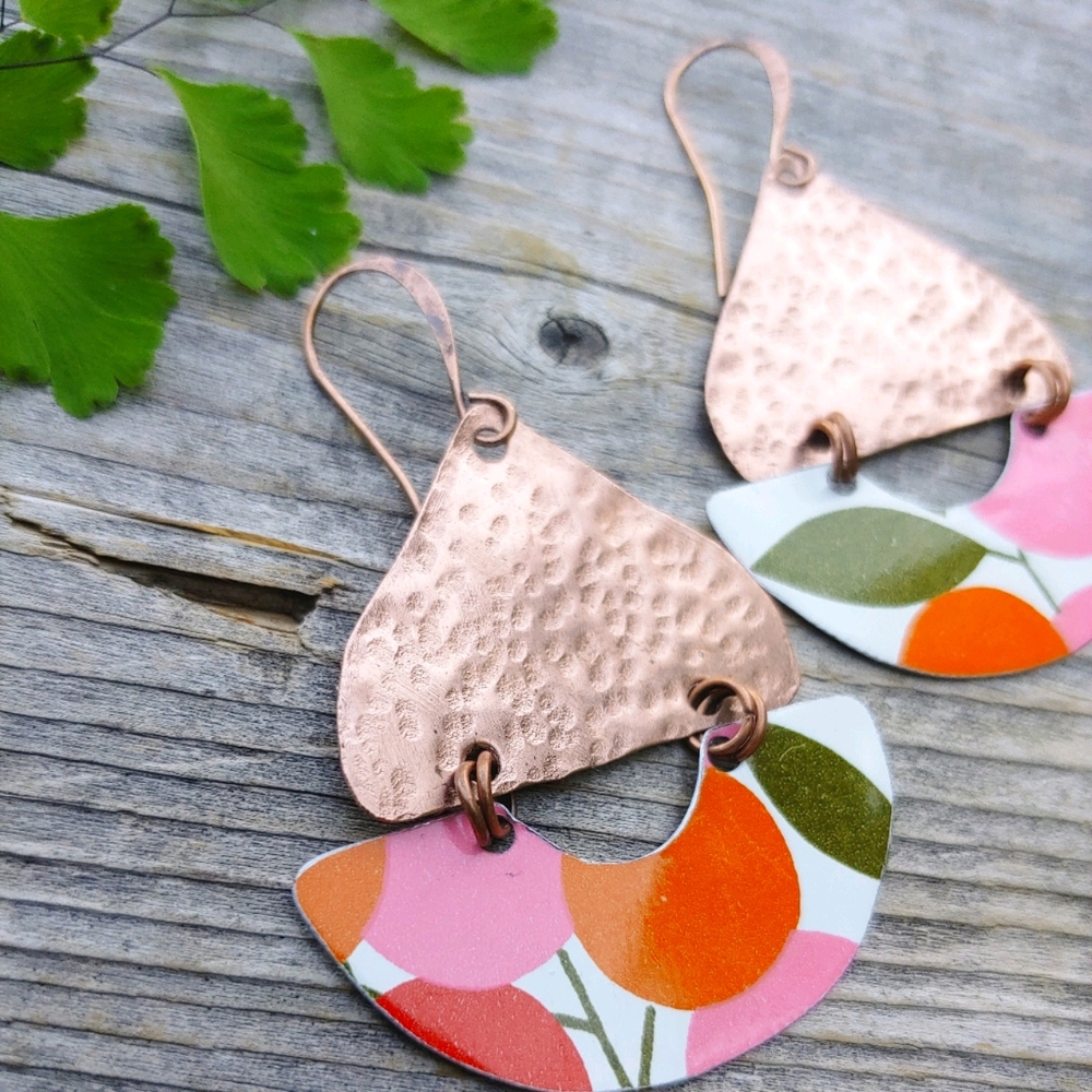 🛑SOLD🛑Retro Spring Vintage Tin Earrings - Picture 1 of 6